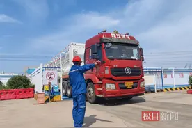 近40℃高温下作业，加氢员戴面罩头盔着长袖长裤，衣服湿了一遍又一遍图片