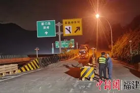 厦门：一运载30余吨危险品罐车突发故障图片