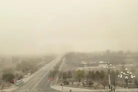 内蒙古多地现沙尘暴天气，有包头市民拍下风沙来袭：跟两年前同天同角度照片对比强烈图片