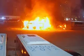 以色列发生三起空巴士爆炸事件 现场发现多枚爆炸装置图片