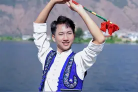 答辩现场跳“霸王鞭”！网友：好牛的表情管理……图片