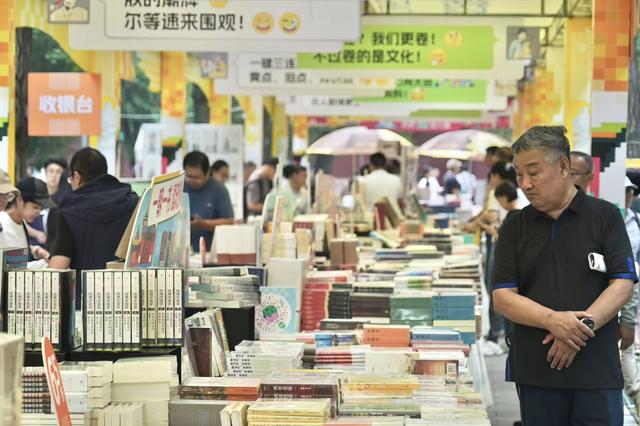 “往里走，安顿自己” ，2025“我与地坛”北京书市开幕首日人流如织
