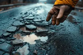 骑车遇水坑打滑摔伤，开车挡风玻璃被飞来石子砸坏，公共道路管理人是否担责？图片