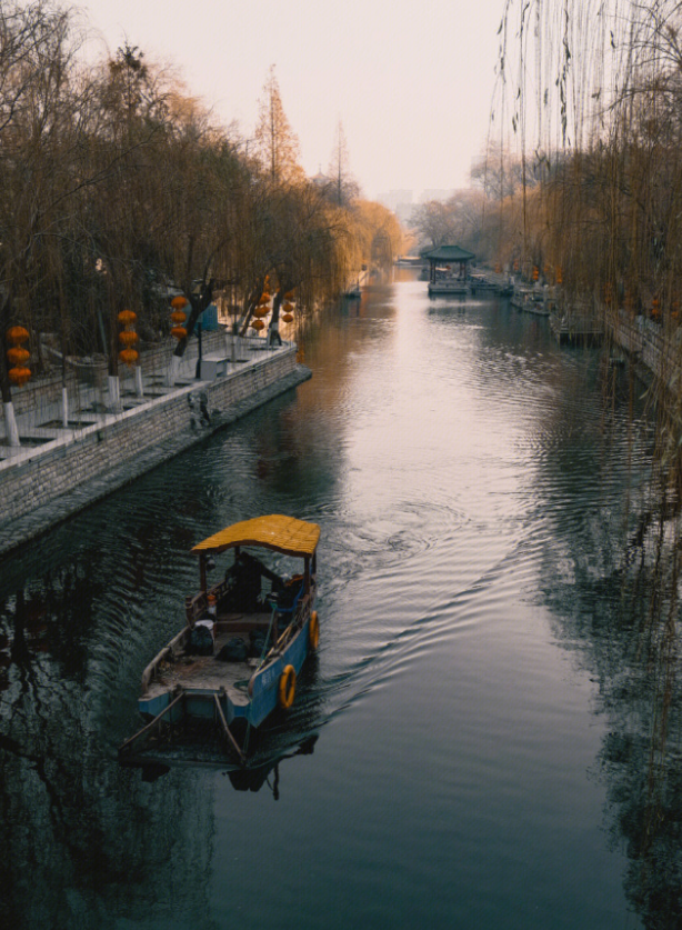 冬日的济南护城河泉水悠悠，如诗如画