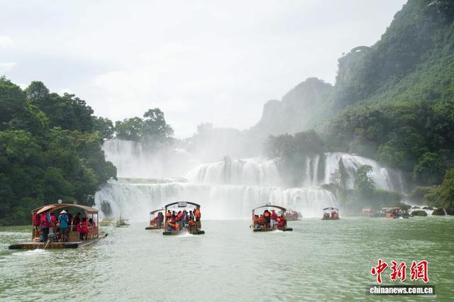 抓住暑假尾巴 中国首个跨境旅游合作区游人如织