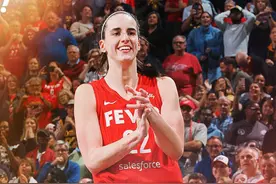 并列WNBA历史首位！状元克拉克生涯第五次砍下25分10助图片