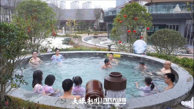 村意盎然的中国:浪漫杜鹃等你赴约