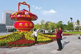 巨型花篮亮相 太原五一广场节日氛围感拉满图片