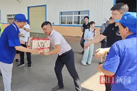 “全网最幸运”货车司机游国春收到爱心企业捐给榕江的物资：1500件矿泉水和1000斤冻米糖图片