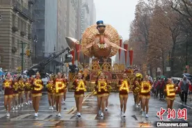 美国纽约雨中举行感恩节大游行图片