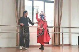 学习“变脸”三年，“唐氏女孩”在舞台上光彩照人图片