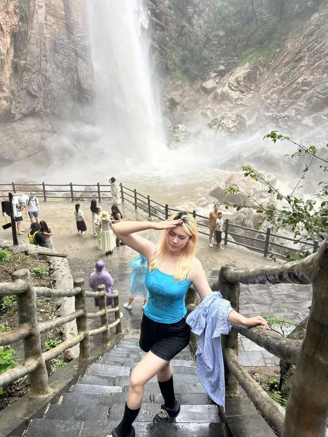 云端有座彩虹桥！嵩县白云山这条 “多巴胺天桥”，谁走谁心动！