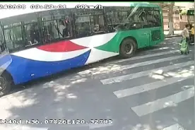 女市民骑车载娃不慎摔倒，一群好心人合力救助图片