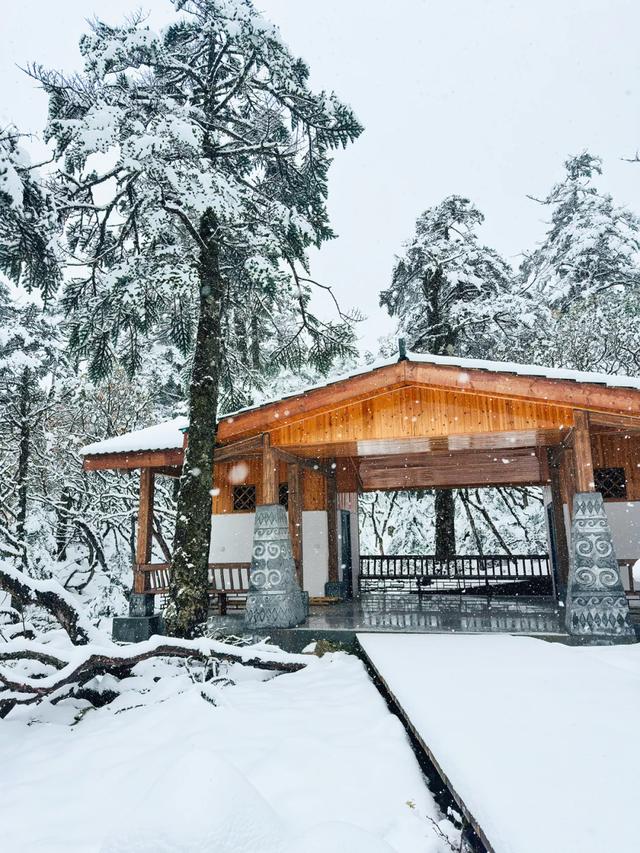 秋日雪景 | 雪后的螺髻山到底有多美?快来看!