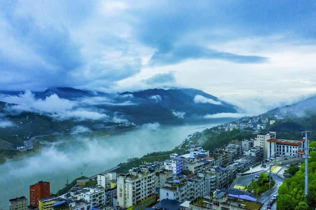 在巴东邂逅巫峡雨后仙境