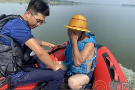 胶州男子钓鱼突遇涨潮被困桥底 蓝天救援队救援获救图片