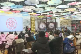 新疆阿瓦提县：巧手剪窗花 欢乐迎新春图片