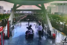 事发昆明地铁！一女乘客要跳站台，被他一把拉了回来……图片