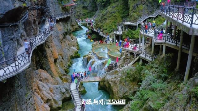 一城山水一城欢歌:铜仁美景点亮市民双节假期