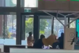 澳大利亚购物中心再现暴力事件：青少年舞刀互掷椅子 目击者惊慌图片