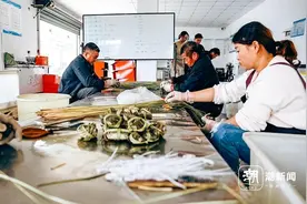 大闸蟹销售旺季，捆蟹师月入过万，挑蟹师工资是“不能说的秘密”图片