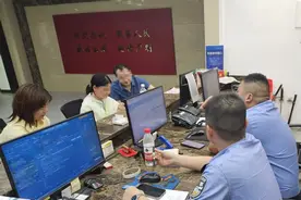 女孩车上打盹遗失手机，民警细致排查联系找回图片