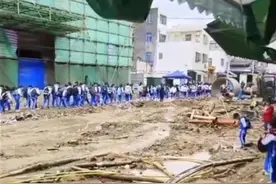 汕尾一小学门前道路泥泞遍布线缆，当地：将增派人手疏导上下学，并加速修路图片