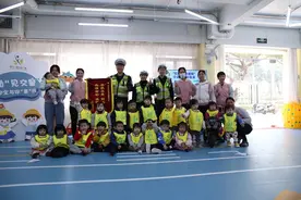 江门开平公安交警走进辖区幼儿园开展交通安全体验课活动图片