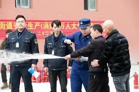 开展分层次、多轮次、滚动式培训，实现“人人会逃生、个个会救火”目标图片