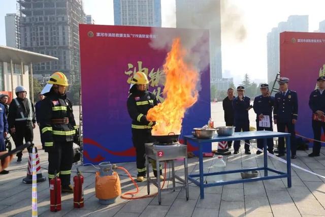 漯河人明天冲！消防小熊限量派送，就在东外滩！打卡集赞，转盘抽奖还能把更多礼品抱回家！