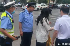 迷糊考生地铁坐过站，还把身份证落在同学家，交警17分钟“跑”28公里护送图片
