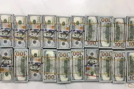 这个人好“值钱”！男子竟身绑20万美元现钞出境图片