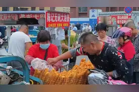 果然视频丨“忒多忒多！”，泰安一男子在早市买油条和摊主拉扯图片
