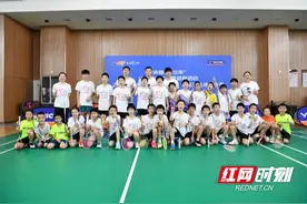 奥运冠军指导 “奔跑吧·少年”2024年VICTOR“胜利少年”冠军羽毛球夏令营开营图片