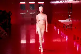 （外代二线）巴黎时装周——华伦天奴品牌时装秀图片