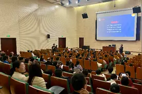 山大教授刘悦坦为滨州孩子指点阅读图片