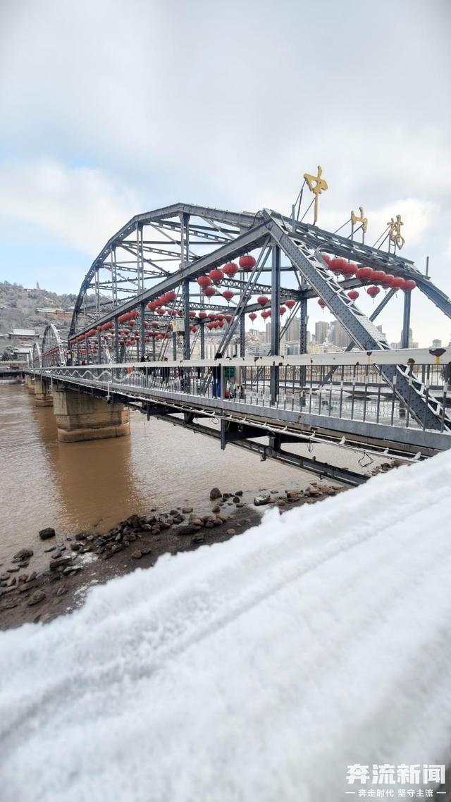 图集丨兰州邂逅今冬首场浪漫雪景