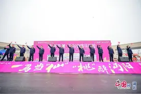 2024年仙桃马拉松鸣枪开跑 仙桃籍奥运冠军领跑图片