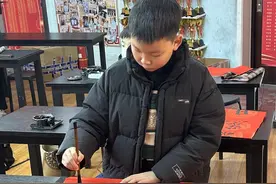 少年书写校名！长港路小学开学典礼创意满满图片