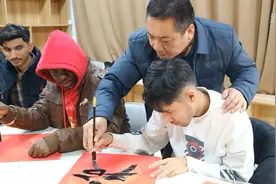 千城百县看中国｜山东枣庄：外国友人体验春节民俗图片