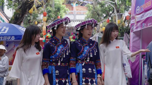海外双胞醉心墨江 许下来年之约