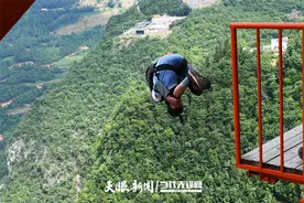 翱翔贵州 写意山水 | 蜘蛛侠、爱心熊、红绿灯，都在天上飞！图片