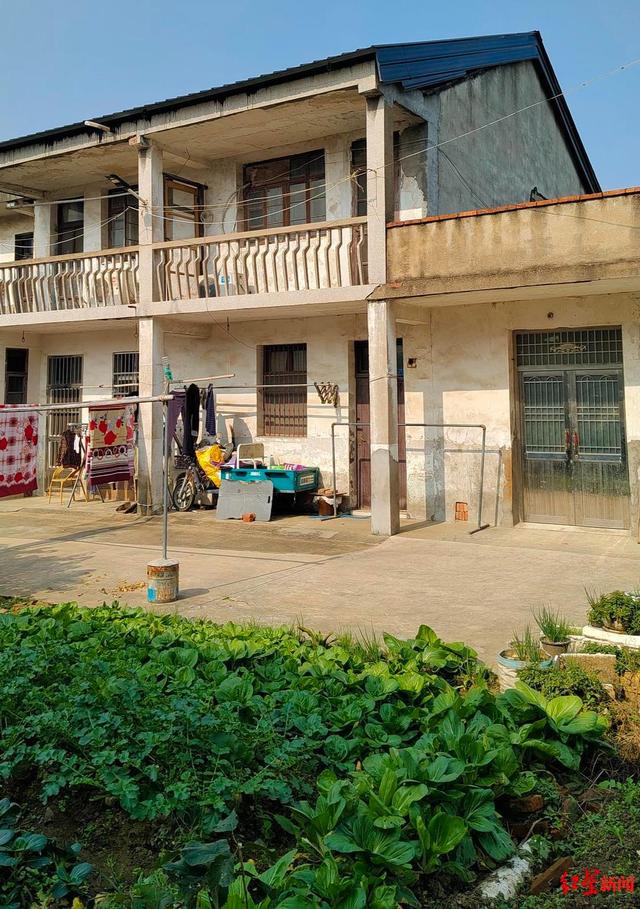 男子殴打92岁母亲被刑拘，邻居称事后老母亲曾拿500元想保儿子回家：宠得不得了	，要什么就给什么