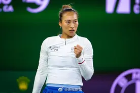 三连胜！郑钦文晋级女单八强，将战斯瓦泰克图片