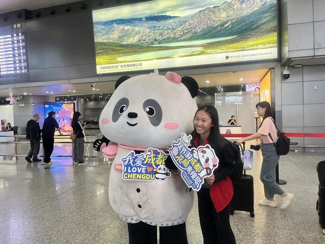 双节同庆迎游客 成都文旅“花局”机场送惊喜