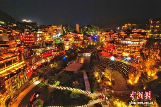 湘西“挂在瀑布上的古镇”夜景出圈