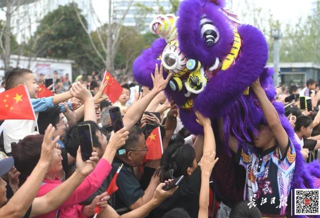 刚刚现身武汉街头，现场劲爆！“手机内存都不够用了”