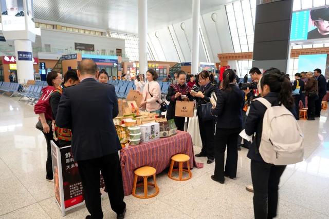 “花开四季 ‘香’约云南 坐着火车游红河”主题产品发布会在昆明举行