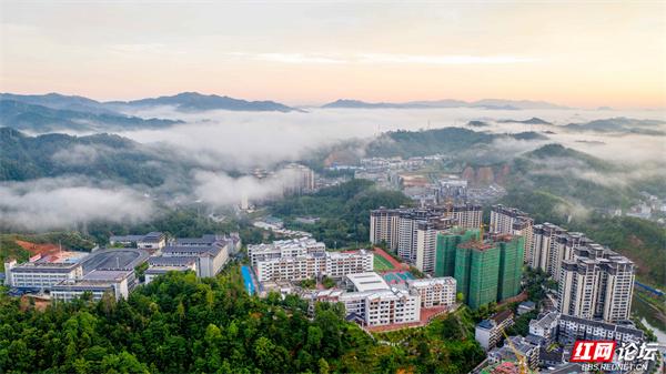 湖南通道：朝霞染天，云雾裹城，这座侗乡小城晨起即画卷