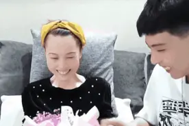 “00后”男孩把妈妈宠成了少女！网友：小伙子真棒图片